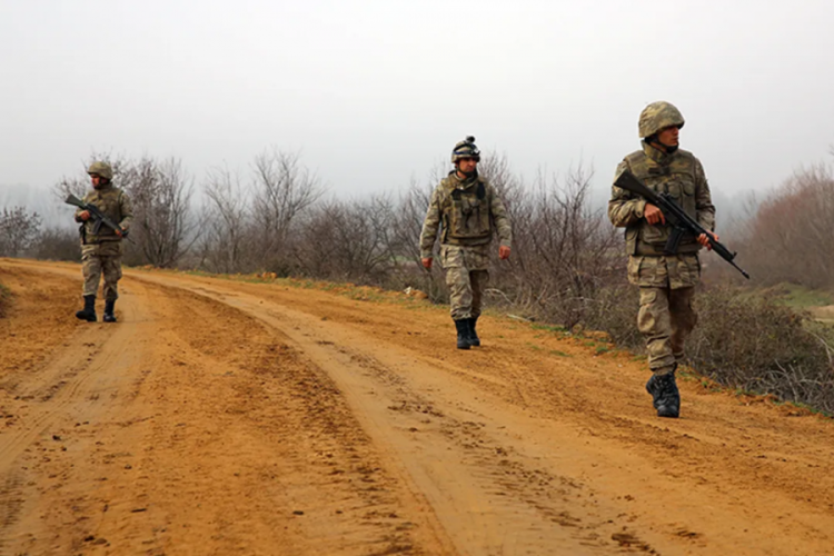 Yurt dışına ka&ccedil;maya &ccedil;alışan su&ccedil;lular Edirne'de ormanda yakalandı