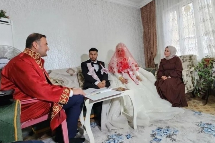 Yoğun kar nikaha engel oldu, memur &ccedil;&ouml;z&uuml;m&uuml; b&ouml;yle buldu...
