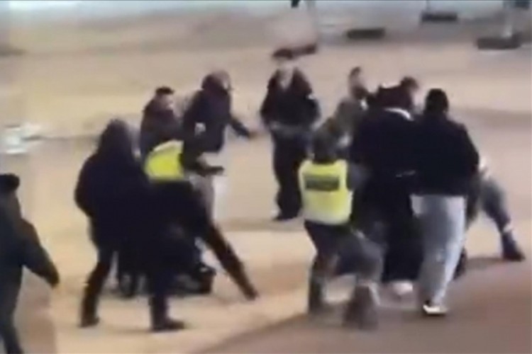 İsveç'te terör örgütü YPG/SDG yandaşları Filistin bayra...