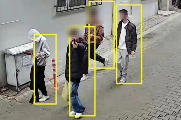 Sokak ortasında skandal g&ouml;r&uuml;nt&uuml;ler! &Ccedil;ocuklar silahla dolaştı, polis harekete ge&ccedil;ti