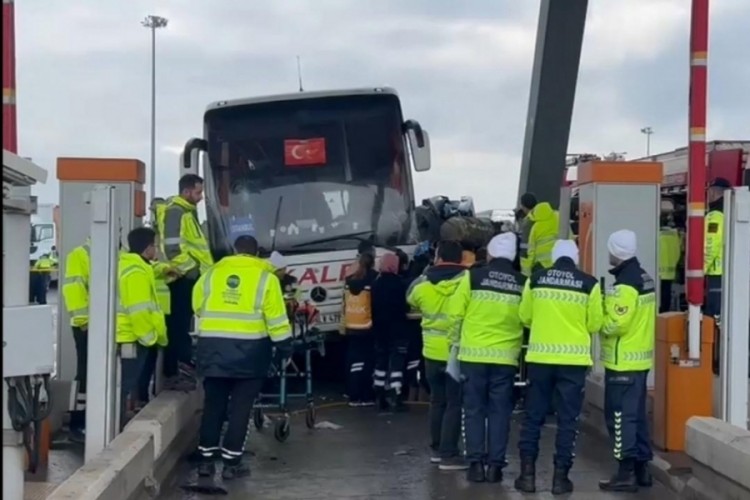 Yolcu otob&uuml;s&uuml; &ccedil;arptığı aracı gişelerde sıkıştırdı! &Ouml;l&uuml; ve yaralılar var...