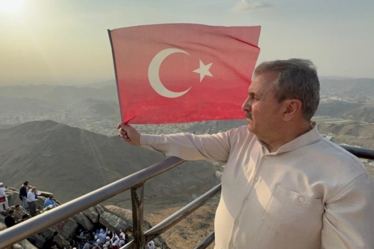 BBP lideri Destici'den, Nur Dağı'nda T&uuml;rk bayraklı mesaj