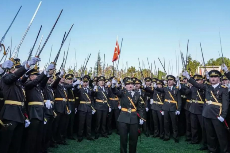 TSK'dan ihra&ccedil; edilen teğmenlerle ilgili flaş karar! Mahkeme iptal etti...