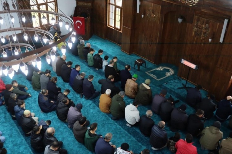 Yeniden inşa edilen Gazze Şehitleri Camii ibadete a&ccedil;ıldı