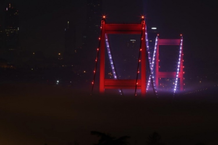 İstanbul'un bazı il&ccedil;elerinde sis etkili oluyor