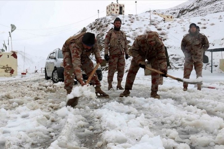 Pakistan'da kar yağışı felakete dönüştü: 11 ölü