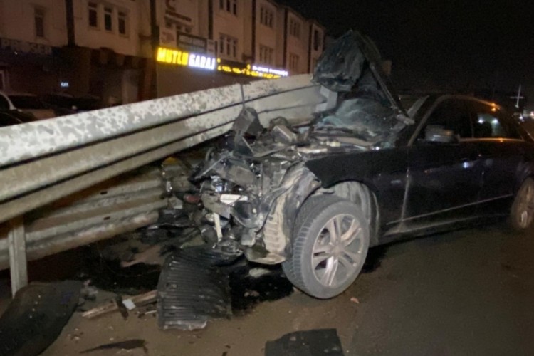 Otomobil bariyere saplandı: S&uuml;r&uuml;c&uuml; yara almadan kurtuldu