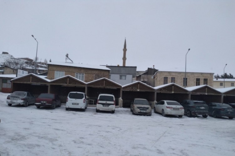 Aşırı soğuklar pazar yerini boş bıraktı
