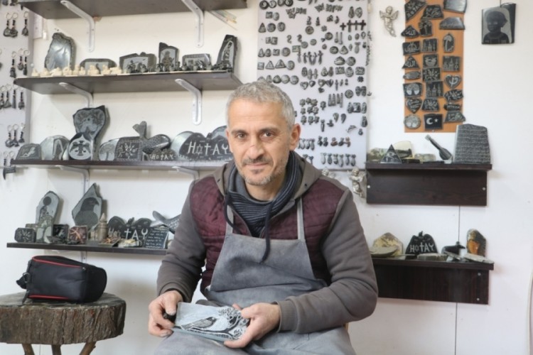 Ekmeğini ger&ccedil;ekten taştan &ccedil;ıkarıyor
