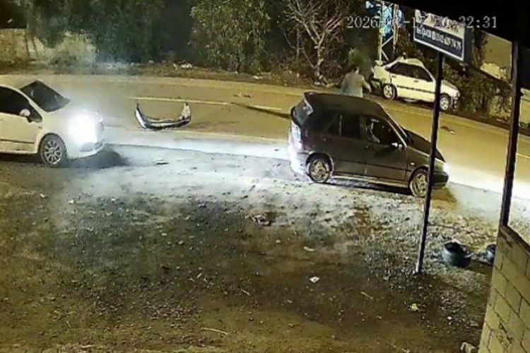 Elektrik direğine saplanan otomobil, gen&ccedil; adama mezar oldu