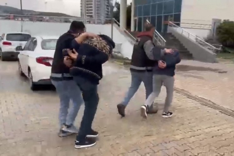 Aranan 4 h&uuml;k&uuml;ml&uuml; yakalandı