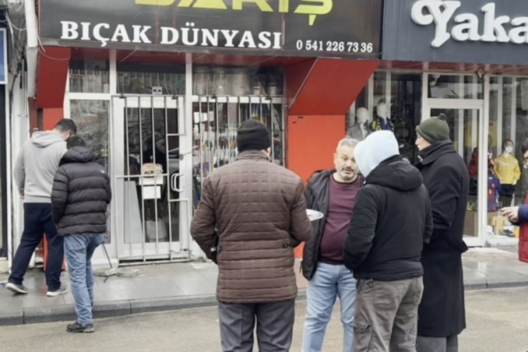 Bı&ccedil;ak&ccedil;ı d&uuml;kkanının camı kırılıp binlerce liralık bı&ccedil;ak &ccedil;alındı