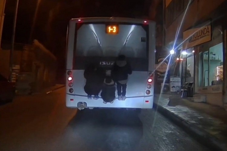 Otob&uuml;s&uuml;n arkasında &ouml;l&uuml;mle dans