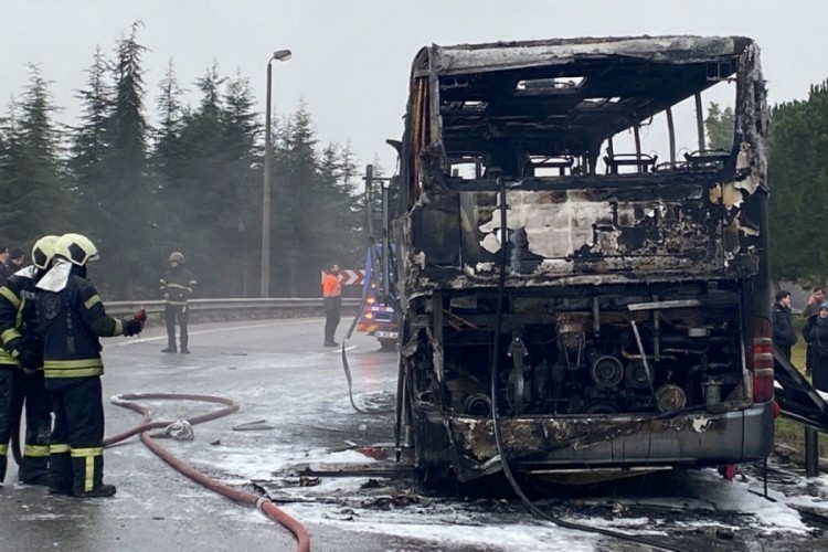 Kocaeli'de yolcu otob&uuml;s&uuml; yandı