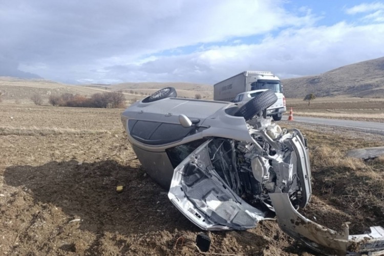 Tırla &ccedil;arpışan otomobilde 5 kişi yaralandı