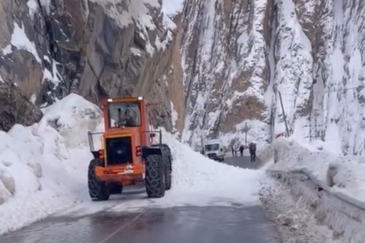 Hakkari-Y&uuml;ksekova kara yoluna &ccedil;ığ d&uuml;şt&uuml;