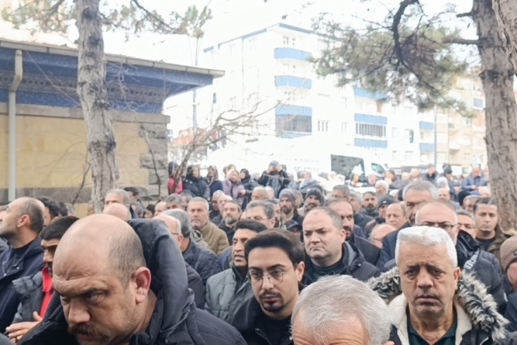 Saplantılı sevgilisi tarafından &ouml;ld&uuml;r&uuml;len G&ouml;zde Akbaba, son yolculuğuna uğurlandı