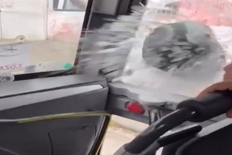 Trafikte dehşete d&uuml;ş&uuml;ren anlar: Tartışma şiddete d&ouml;nd&uuml;!