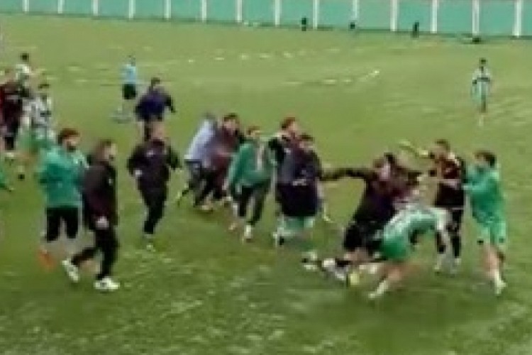 Maçta ortam gerildi, futbolcular oyunu durdurdu