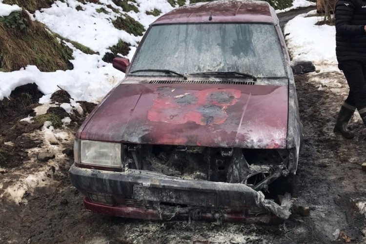 Seyir halindeki otomobilde &ccedil;ıkan yangın s&ouml;nd&uuml;r&uuml;ld&uuml;