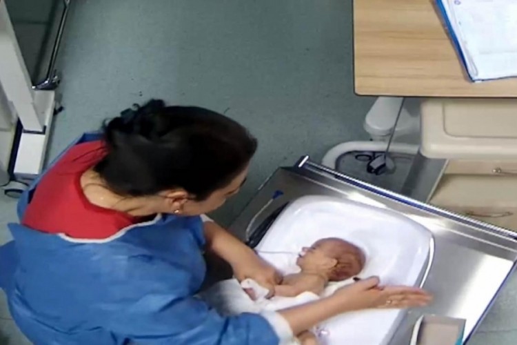 5 g&uuml;nl&uuml;k bebeğe şiddet uygulayan hemşire teslim oldu