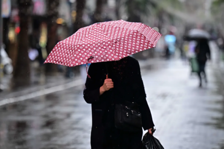 Meteoroloji'den 3 ilde kar, 11 ilde sağanak alarmı! Kış geri d&ouml;n&uuml;yor