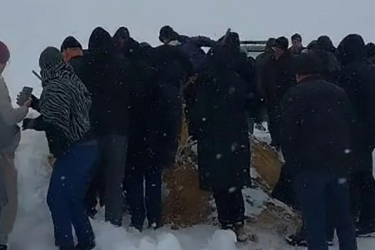 Yol kapandı, cenaze ortada kaldı! Bir metre kar var...