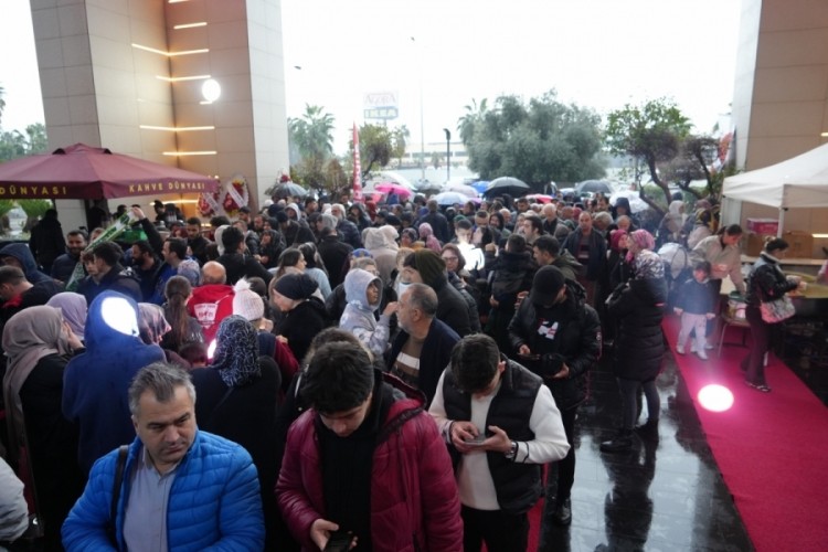 2 bin kişiye verileceğini duyan akın etti: Saatlerce yağmur altında beklediler