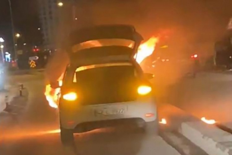Konya'da seyir halindeki otomobil alev aldı