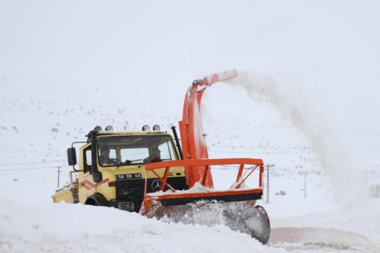 Sivas'ta 493 yerleşim yerinin yolu ulaşıma kapandı