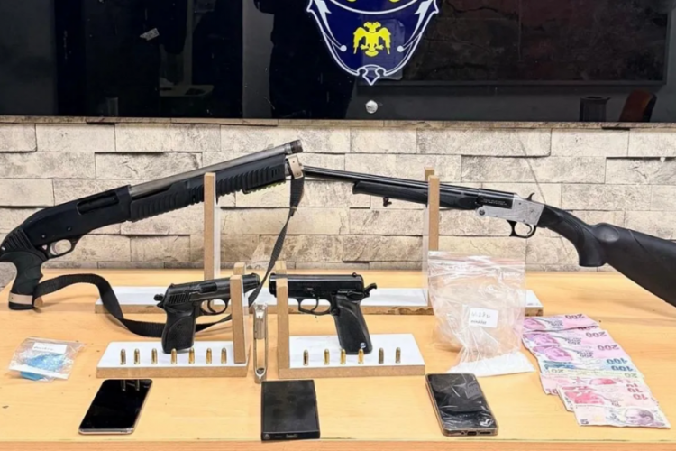 Gaziantep'te silah ve uyuşturucuyla yakalanan 4 kişi g&ouml;zaltına alındı