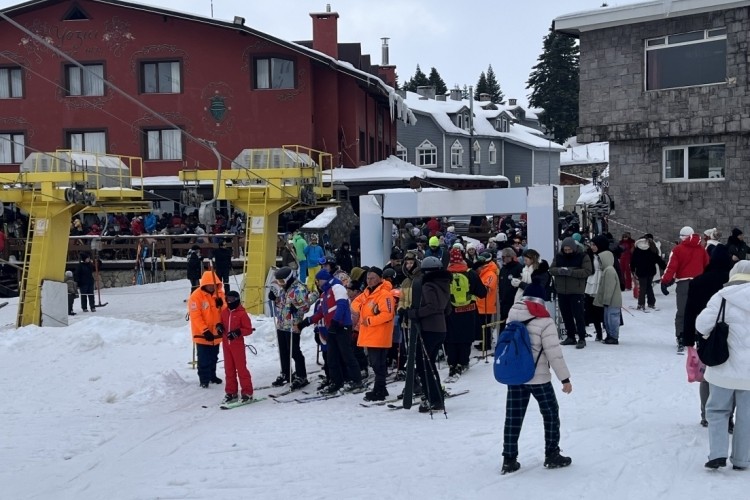 Uludağ'da hafta sonu pistlerde adım atacak yer kalmadı!
