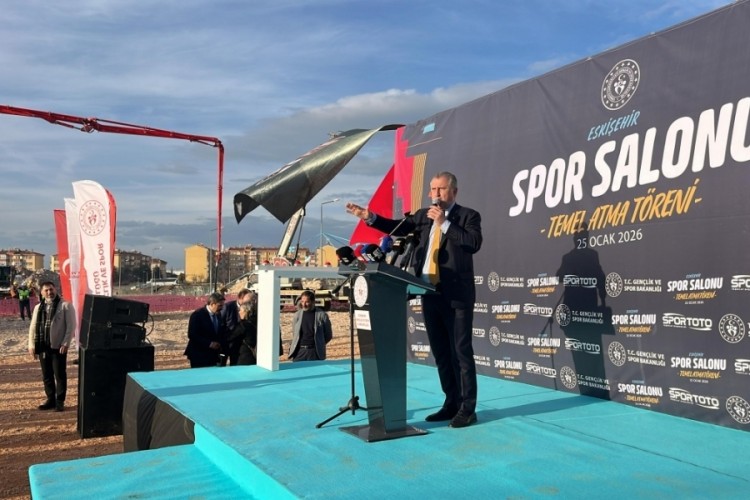 Bakan Bak: "12 milyon vatandaşımıza y&uuml;zme &ouml;ğrettik"