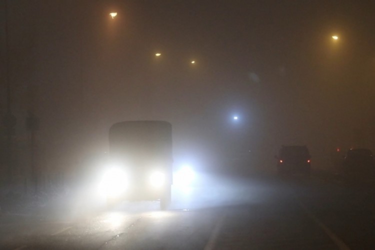 Diyarbakır'da yoğun sis; g&ouml;r&uuml;ş mesafesi 10 metreye d&uuml;şt&uuml;, u&ccedil;uşlar iptal edildi