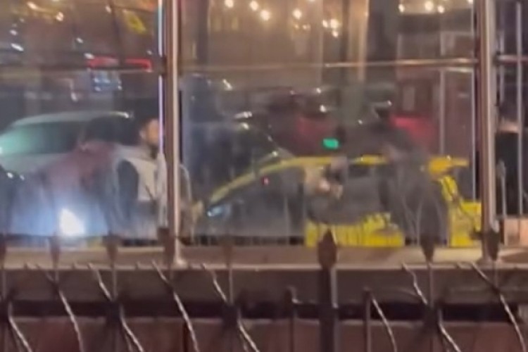 Taksi şof&ouml;r&uuml;ne sokak ortasında darp! O anlar kamerada...