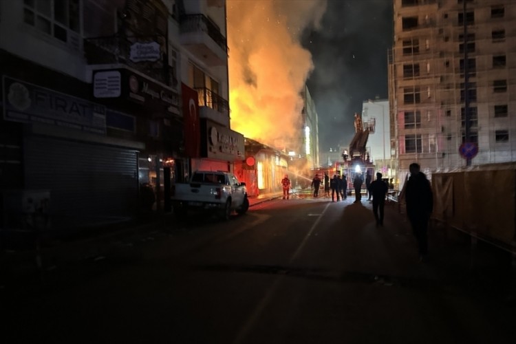 Hatay'da hırdavat d&uuml;kkanında &ccedil;ıkan yangın hasara neden oldu