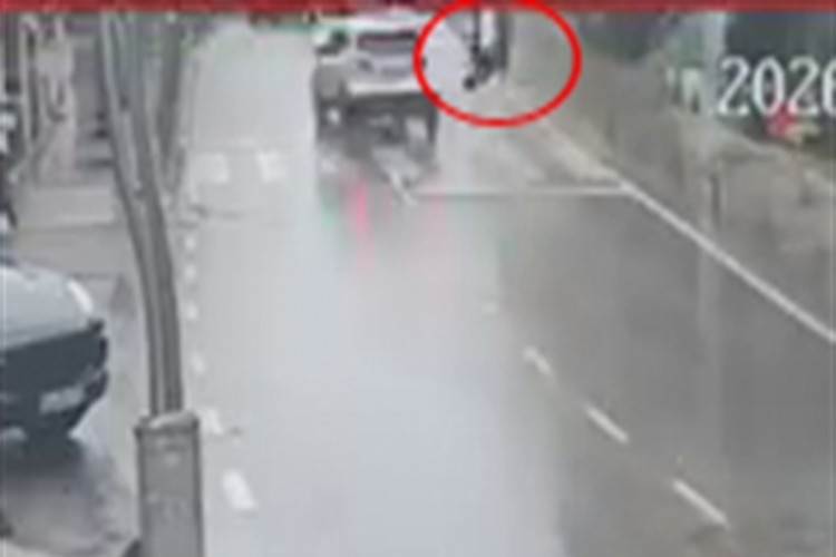 Yaya ge&ccedil;idinde otomobilin &ccedil;arptığı kadın, 13 g&uuml;nl&uuml;k yaşam m&uuml;cadelesini kaybetti