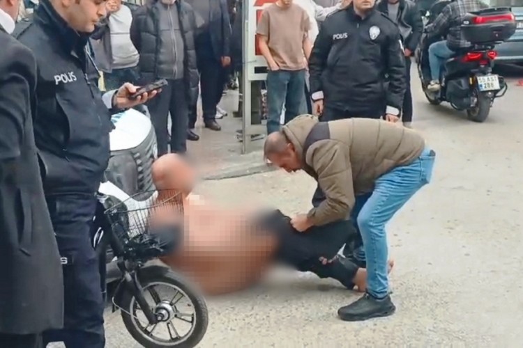 Samsun'da &ccedil;ıplak halde caddede dolaşan şahıs g&ouml;zaltına alındı