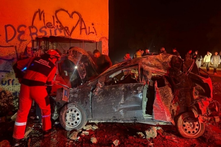 Takla atan otomobil elektrik trafosuna daldı: 2 yaralı