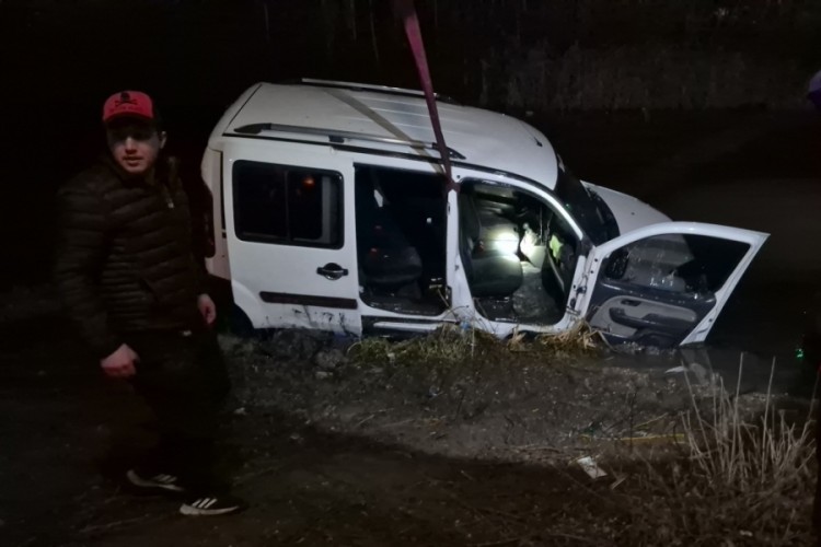 El freni &ccedil;ekilmeyen ara&ccedil;, d&uuml;şt&uuml;ğ&uuml; Porsuk &Ccedil;ayı'ndan 4 saat sonra &ccedil;ıkarıldı