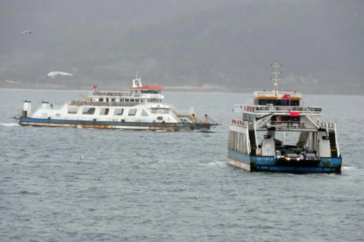 &Ccedil;anakkale'de feribot seferleri iptal edildi