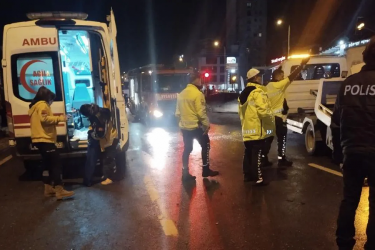 &Uuml;mraniye'de kaza! 2 ara&ccedil; &ccedil;arpıştı, yaralılar var