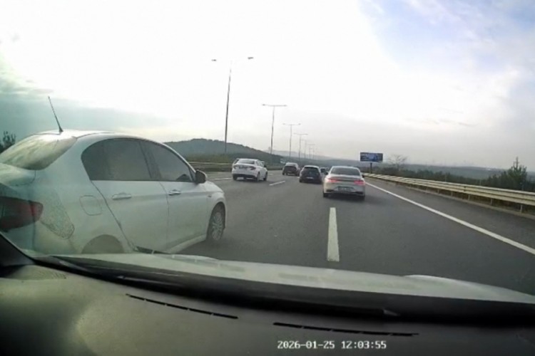 S&uuml;r&uuml;c&uuml;y&uuml; sıkıştıran trafik magandası kamerada