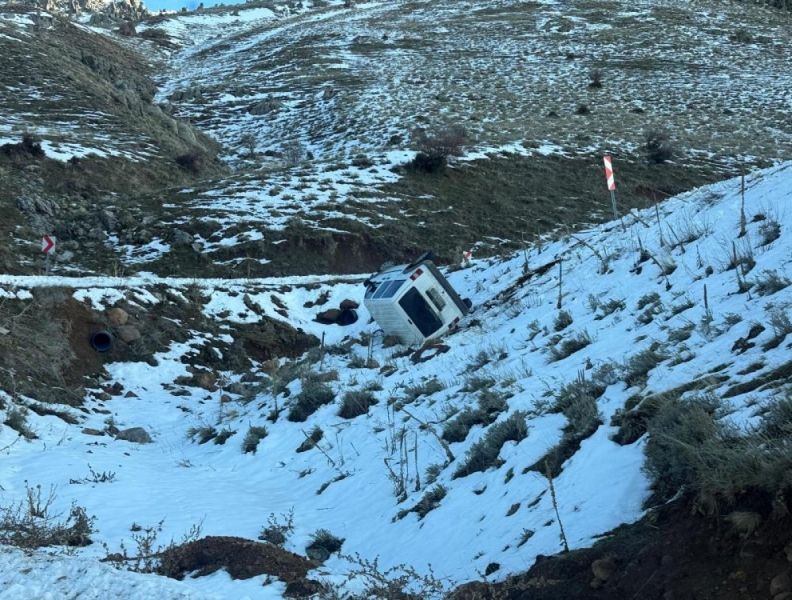 U&ccedil;uruma yuvarlanan ara&ccedil;ta 2 kişi &ouml;l&uuml;mden d&ouml;nd&uuml;