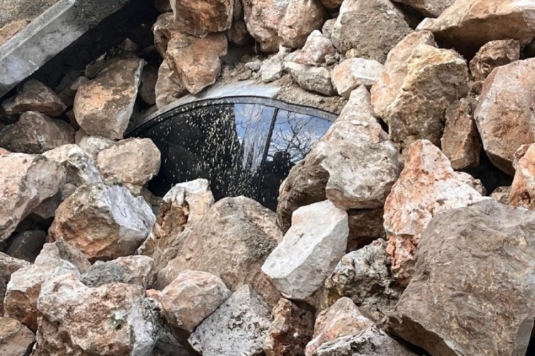 İstinat duvarı &ccedil;&ouml;kt&uuml;: Park halindeki 2 ara&ccedil; enkaz altında