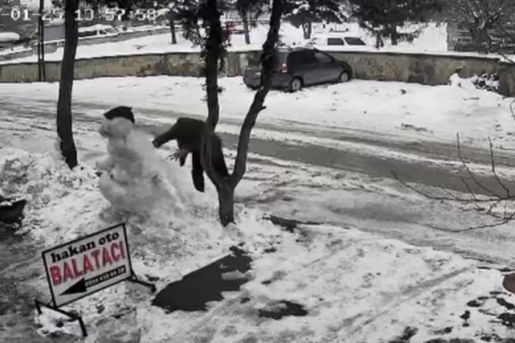 Aracından indi kardan adamı yıkıp gitti