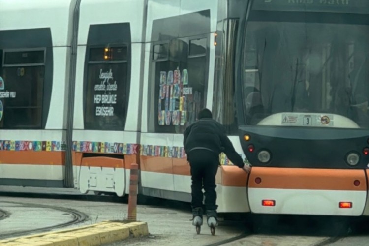 Patenli &ccedil;ocuk tramvayın arkasına tutunarak canını hi&ccedil;e saydı