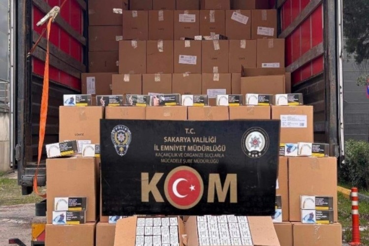 Durdurulan tırdan milyonlarca ka&ccedil;ak &uuml;r&uuml;n &ccedil;ıktı!