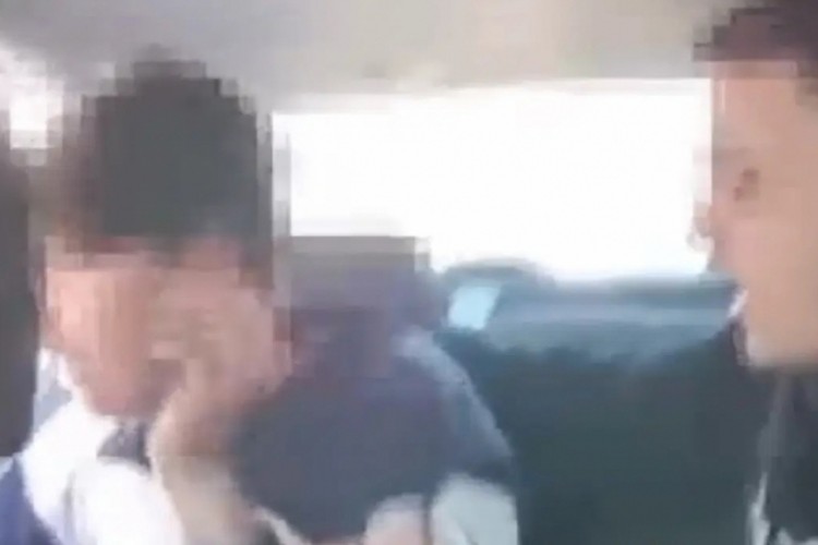 &Ccedil;evrim i&ccedil;i oyundaki tartışma şiddetle bitti: Boş araziye g&ouml;t&uuml;r&uuml;p d&ouml;vd&uuml;ler!