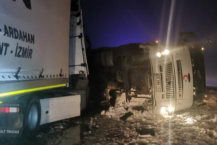 4 ara&ccedil; birbirine girdi: &Ccedil;ok sayıda kişi...
